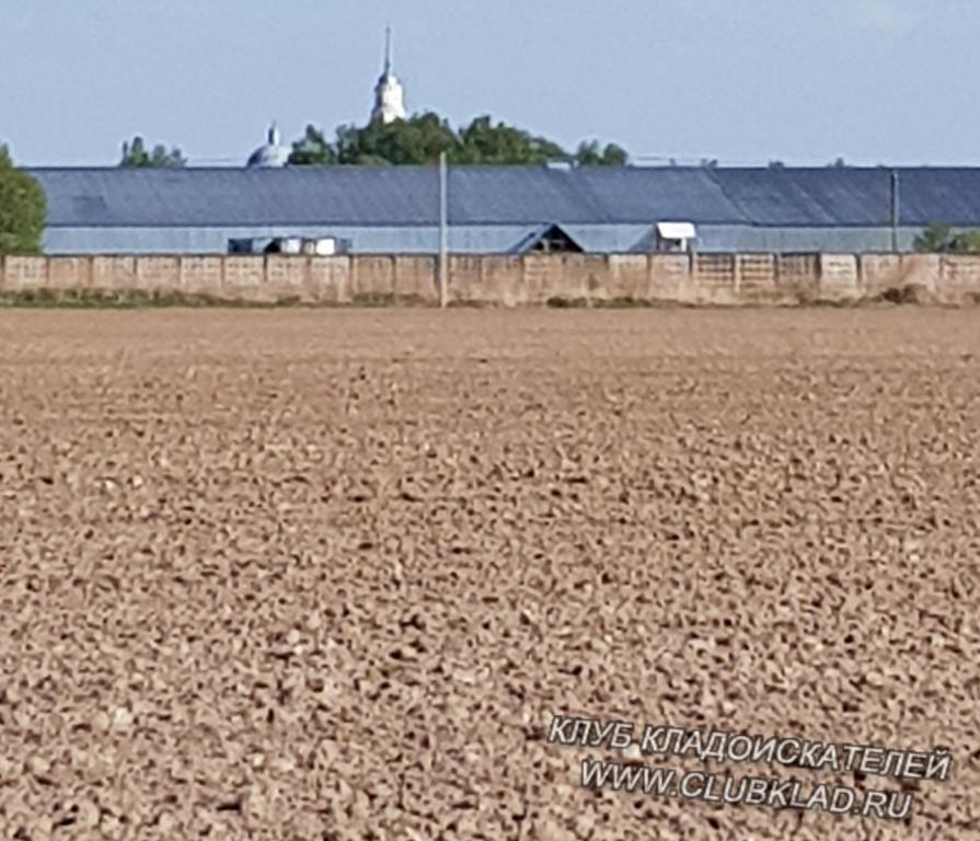 Поле у деревни