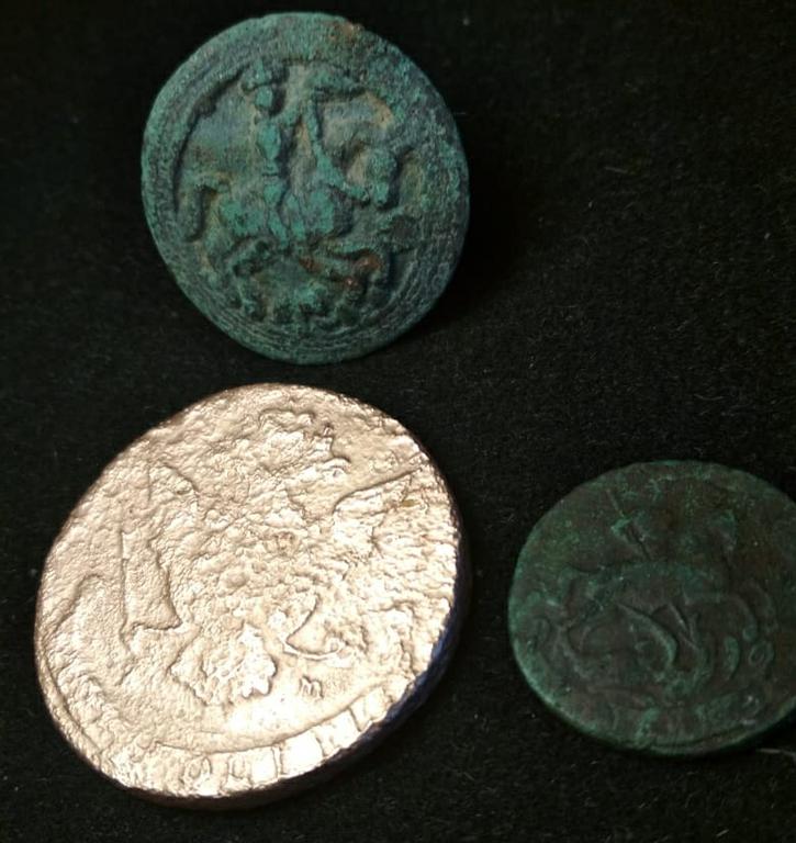 были найдены рядом