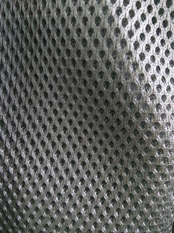 сетчатый материал ( чтоб не потела спина)