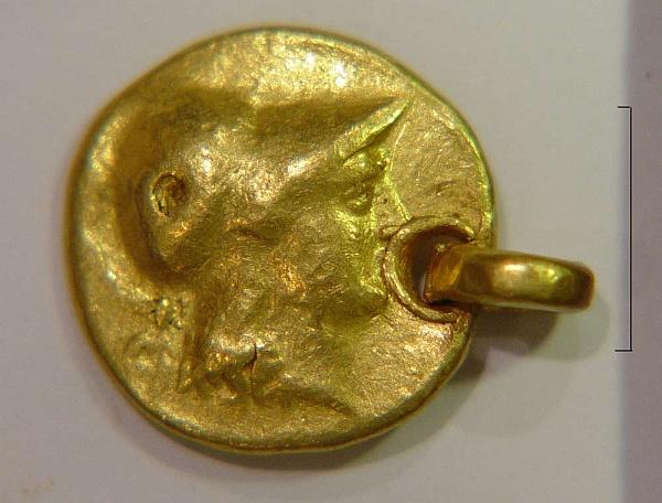 Золотая подвеска с монетой эллинистического государства с изображением Афины.