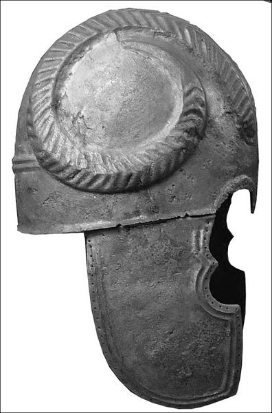 шлем древнего воина с изображением рогов барана