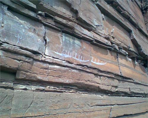 Один из ранних рисунков- 4500-5000 лет назад.Я старался фотографировать только наиболее сохранные рисунки.На самом деле их много, но современные вандалы измазали и испортили большинство из них. 