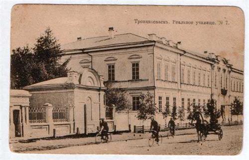 Училище.