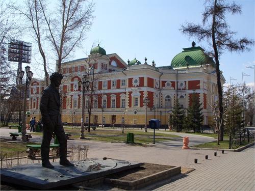 Памятник А.Вампилову на фоне драматического театра.
