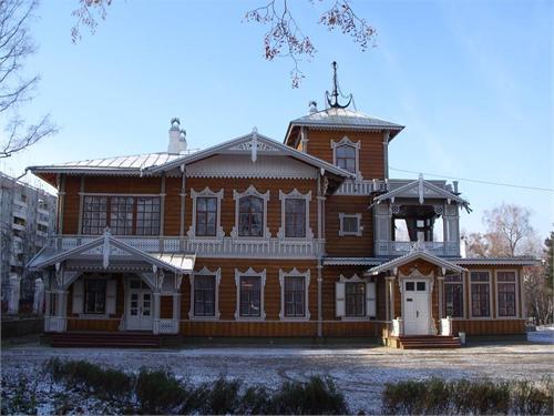 Главный дом усадьбы Сукачёва.На крыше-якорь,родовой знак.