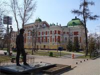 Памятник А.Вампилову на фоне драматического театра.