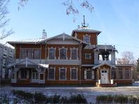 Главный дом усадьбы Сукачёва.На крыше-якорь,родовой знак.