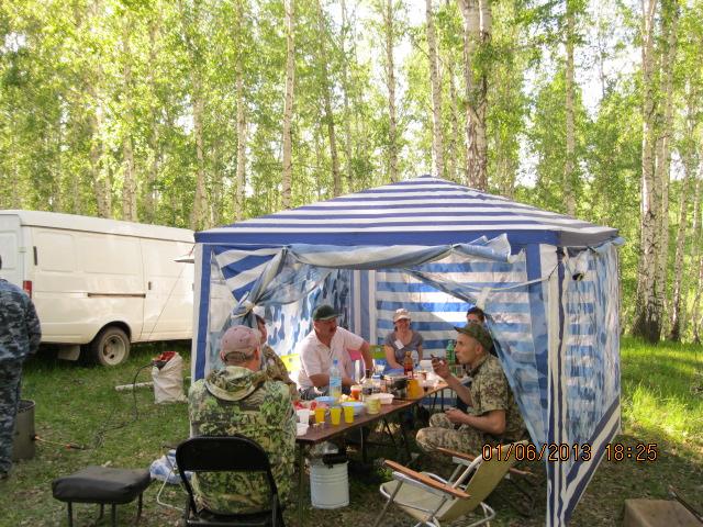   и за столом не утихают рассказы....