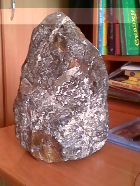 На поверхности видны жилы кварца и даже присутствуют мелкие кристалики кварца