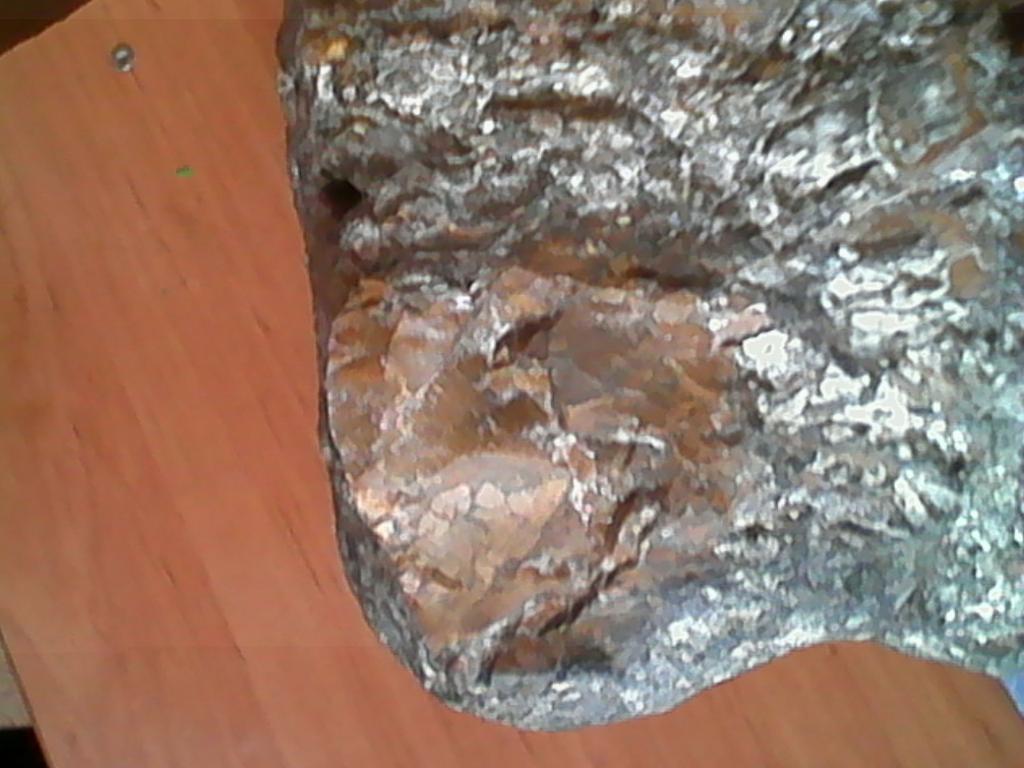 предпологаю, что это метеорит.