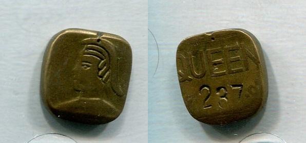 Размер примерно 1.5 см Х 1.5 см, метал похоже на латунь или желтую медь