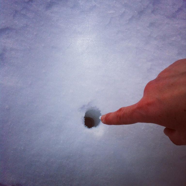 Отверстие в снегу