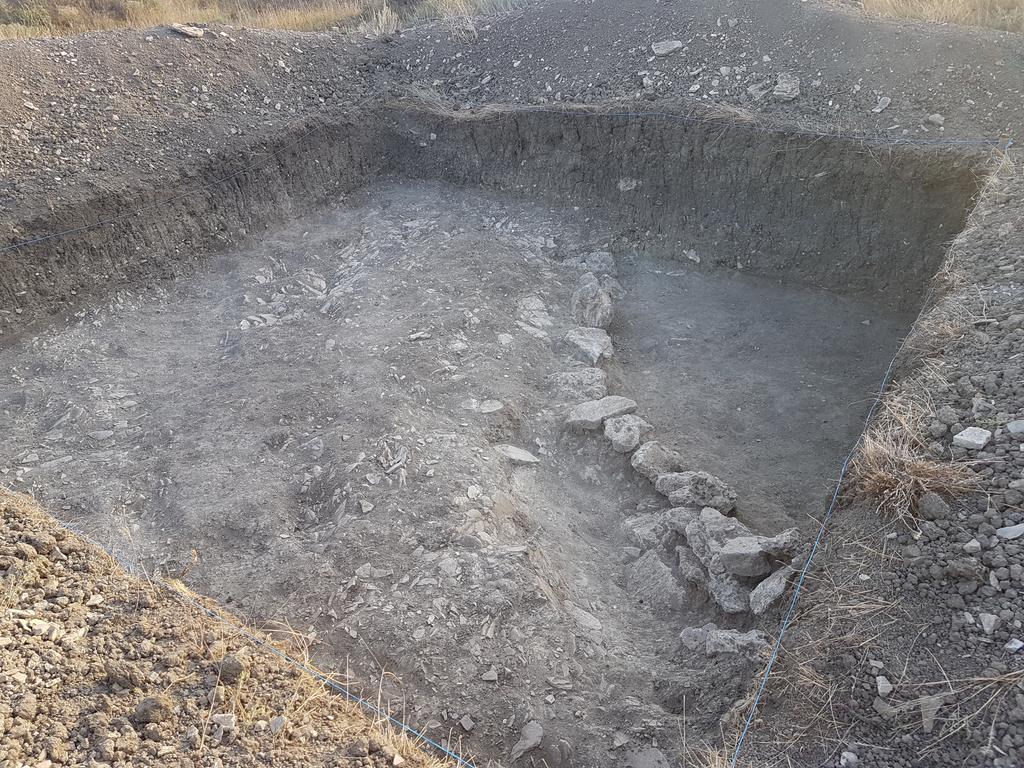 Скромная ямка раскопа