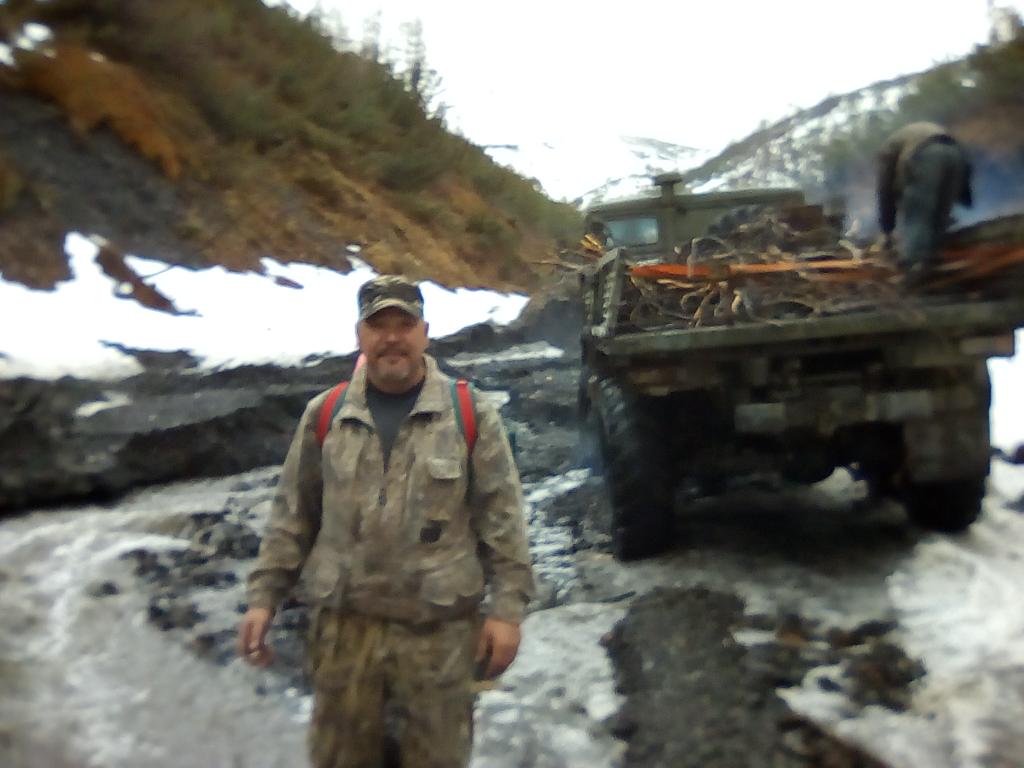 конец мая, в горах ещё снег и наледи