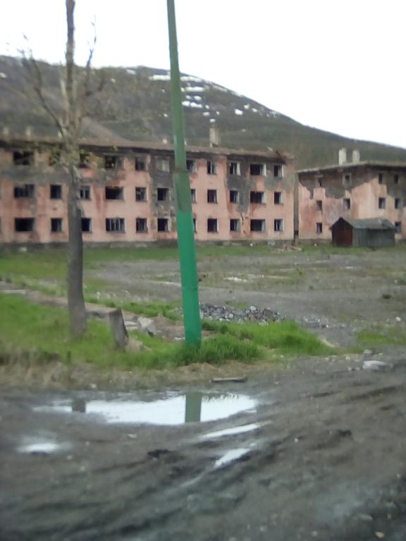 много брошенных домов, и целых посёлков