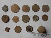 Две старые и девять советских монет,пуговица,бубенчик и обломок чего-то.