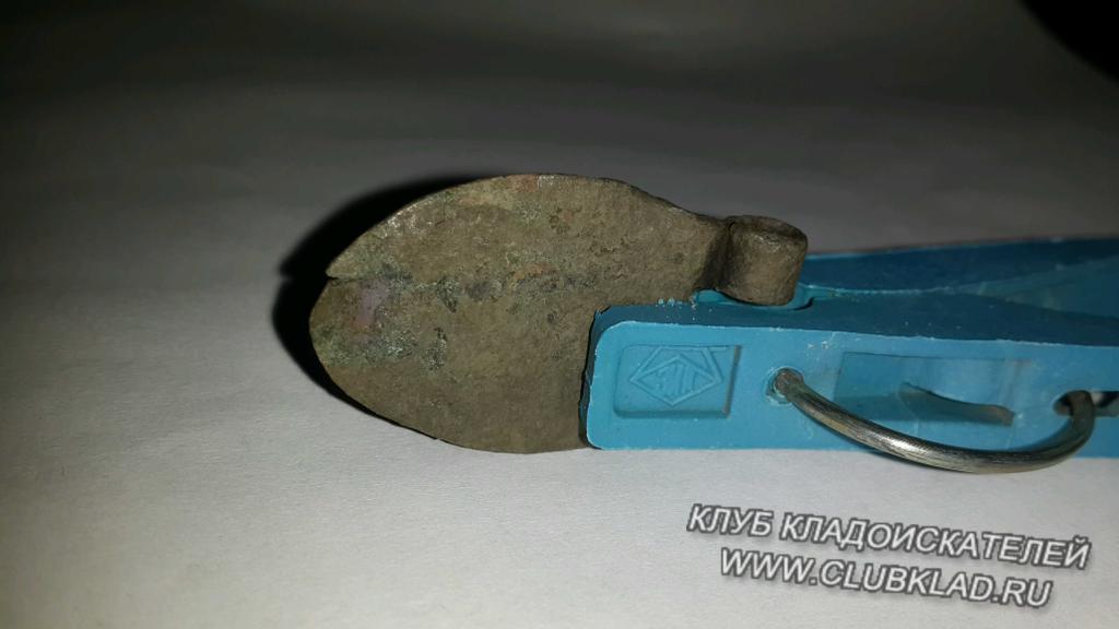 слева видно небольшое механическое повреждение