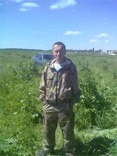 На месте старой деревни.рядом полуразрушенная ферма