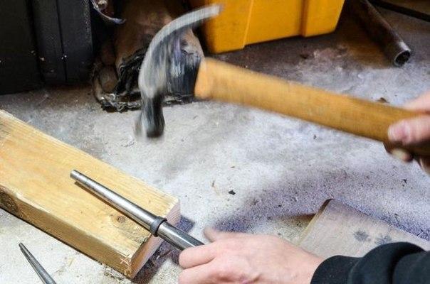 Загибаем больше и больше. Изготовление кольца из монеты технология. 
