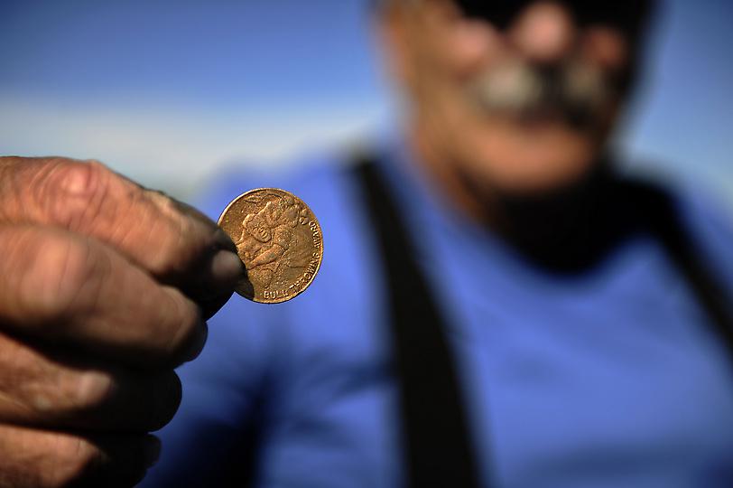 Джим Гриффит с найденной монетой на озере Беркели. «Я думал, это старая монета в 20 долларов». (Joe Amon, The Denver Post)