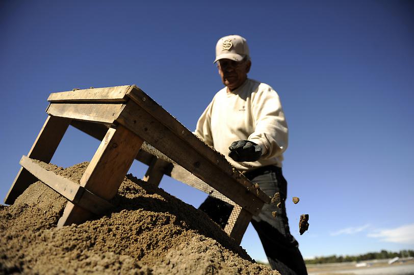 Стив Круз просеивает землю в поисках ценных находок. (Joe Amon, The Denver Post)