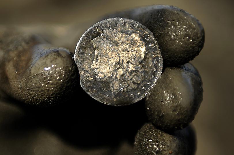 Серебряная монета 1879 года, найденная Джимом ДиСанза, когда он со своим сыном и его женой Сопи искали ценности на дне высохшего озера в Денвере. (Joe Amon, The Denver Post)