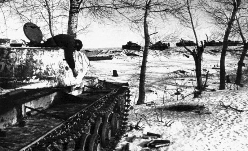 Танк КВ-1 расстрелял немецкую танковую колонну. 