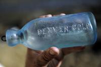 Стив Круз также нашел эту старинную бутылку. (Joe Amon, The Denver Post)