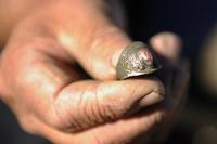 Джим Гриффин нашел это старое индейское кольцо в озере. Гриффин занимается поиском ценностей с 60-ых годов. «Никогда не знаешь, что можешь найти», - говорит он. (Joe Amon, The Denver 