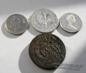 В центре 2 злотых-1934 года, по бокам 10 центов канадских 1965 и 1976г., медь -трояк 1791 года  Станислав Август