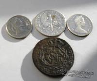 В центре 2 злотых-1934 года, по бокам 10 центов канадских 1965 и 1976г., медь -трояк 1791 года  Станислав Август