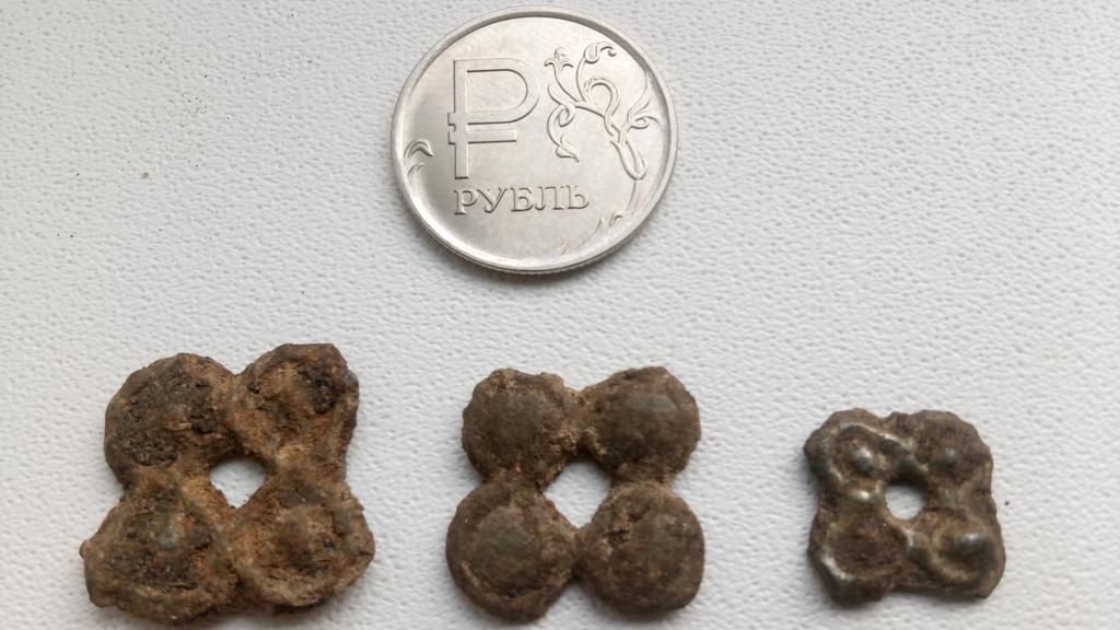 часто встречаются вот такие украшения ,металл белый . как и где применялись ?может кто знает? 