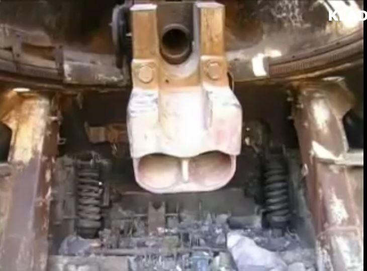 Нашли заброшенный танк Т-34 стоит по средине поля. На берегу речки Кармиус, Старобейчевский район, Донецкого края с 40-х годов стоит танк Т34. 