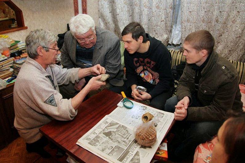 Камень с видимым вкраплением микросхем. Возраст камня 450 млн.лет