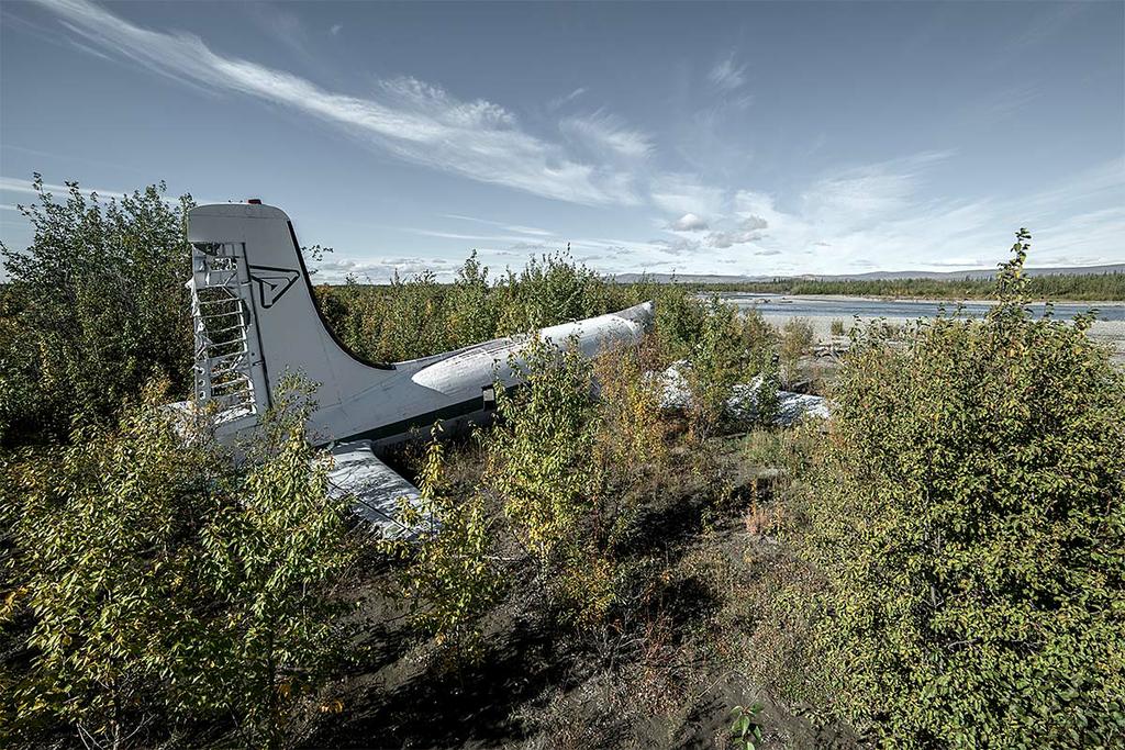 10. Douglas DC-4 конвертированный в Carvair Cargo лежит на берегу реки на Аляске после пожара второго двигателя.