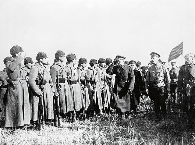Золото Колчака. Между Томском и Енисейском Колчак приветствует строй войнов 