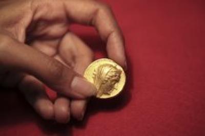 Монета с изображением Клеопатры