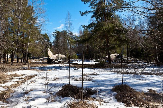Заброшенная военная техника посреди леса за МКАД