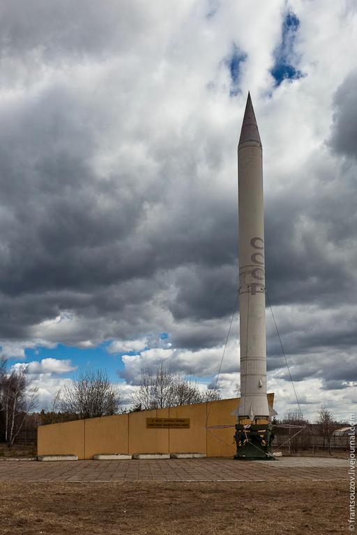 Медленно ракеты уплывают вдаль Памятник в честь запуска первых советских жидкостных ракет