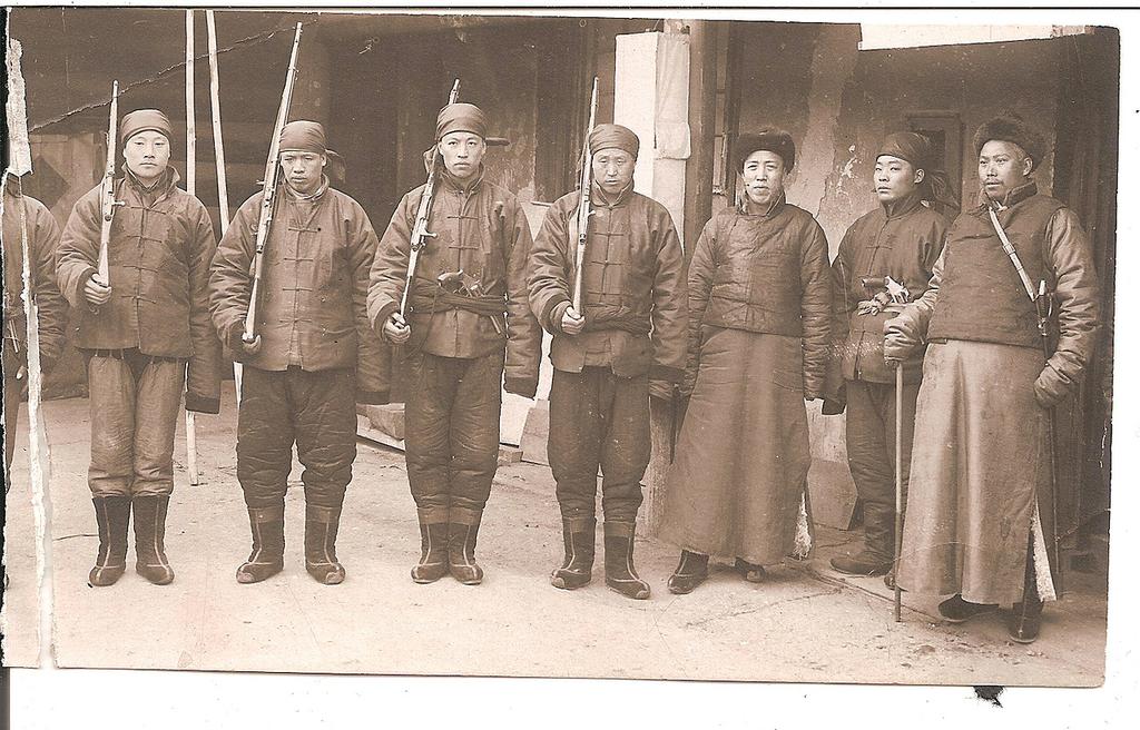 Строгие монгольские солдаты