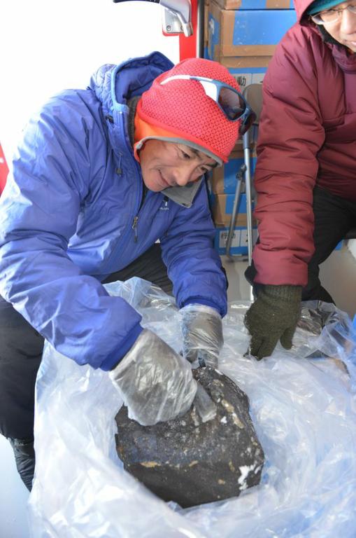 Большой 18-ти  килограммовый метеорит найден в Антарктиде