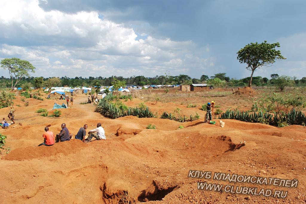 Добыча золота в ручную африканцами  - Африка, золотые прииски Artisinal 19 октября - 22 октября 2011 года