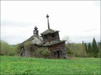 Разрушенная церковь в нежилой деревни Ерзовка