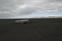 7. На побережье Исландии лежат останки Douglas R4D-8 американских ВМС, который совершил аварийную посадку 24 ноября 1973 года. Причина аварии - остановка двигателей из-за неправильного переключения топливных баков.