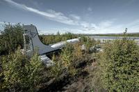 10. Douglas DC-4 конвертированный в Carvair Cargo лежит на берегу реки на Аляске после пожара второго двигателя.