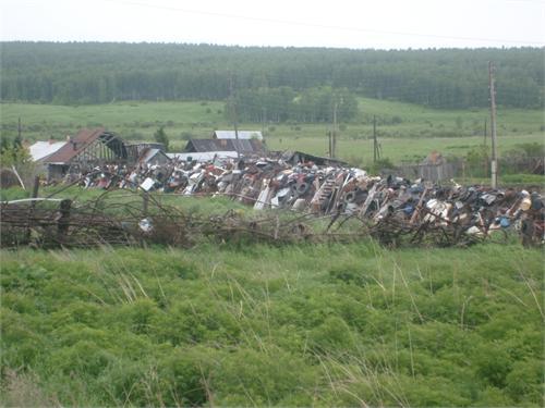 Вот такой оригинальный забор мы наблюдали в одной деревеньке.