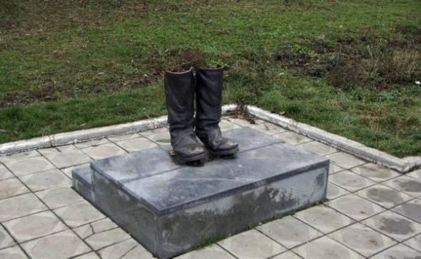 Памятник кирзовым сапогам