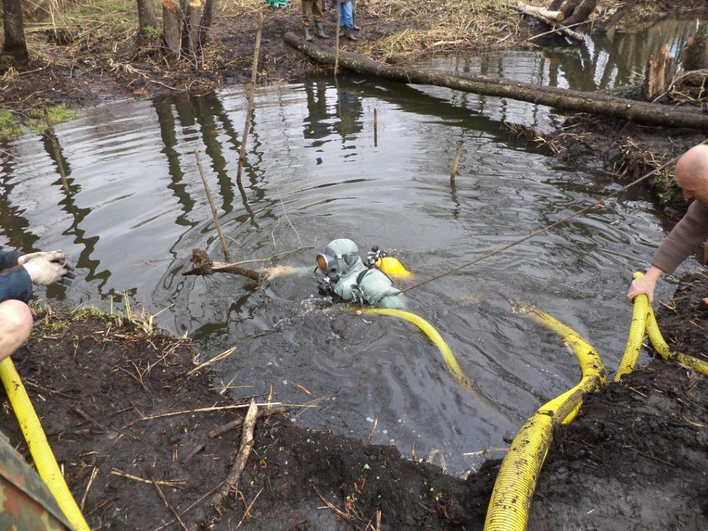Работа водолазов ПСС с мини зем-снарядом