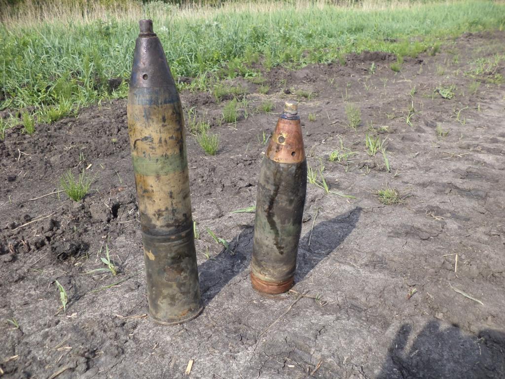 Целый снаряд и выстрел к нему - часть боекомплекта английского танка Матильда