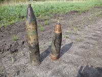 Целый снаряд и выстрел к нему - часть боекомплекта английского танка Матильда